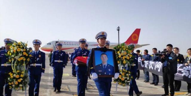 这趟航班上有一位“救火烈士” 空乘含泪播报孟兆星英雄事迹