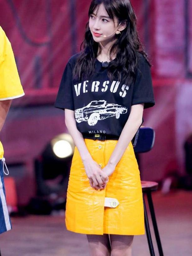 杨颖真会玩，皮裙特意开叉却又用大扣子扣住，网友:黄晓明不管管