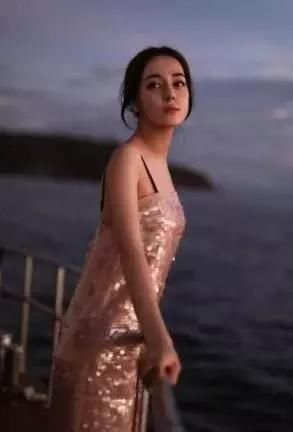 长相与身材哪个重要?当168的迪丽热巴撞上178的奚梦瑶，一目了然