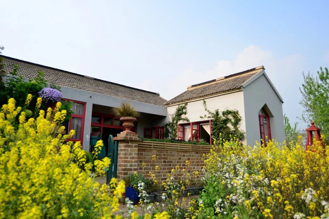 40岁高薪夫妇提前退休，造3000㎡花园惬意养老，还有酒坊！