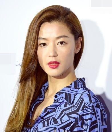 全智贤穿阔腿裤，超显腿长，网友:这胯部真心有点宽!