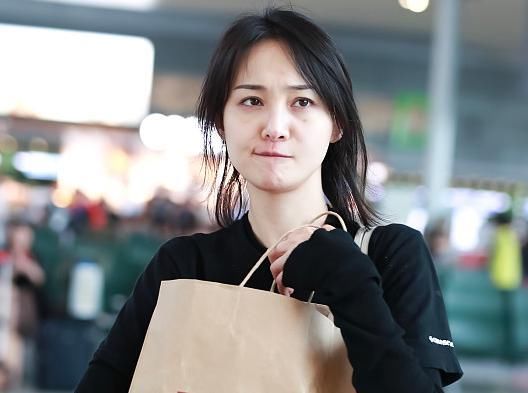 胡彦斌刚摸完郑爽头不到一天时间，公开喊话要将她微信电话全删除