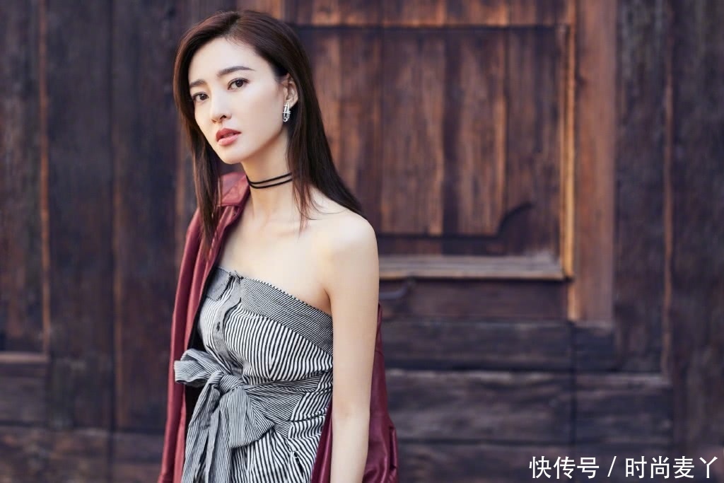 王丽坤真猛！脚踩12cm细针跟也敢出街，脚尖脚背垂成一条直线！