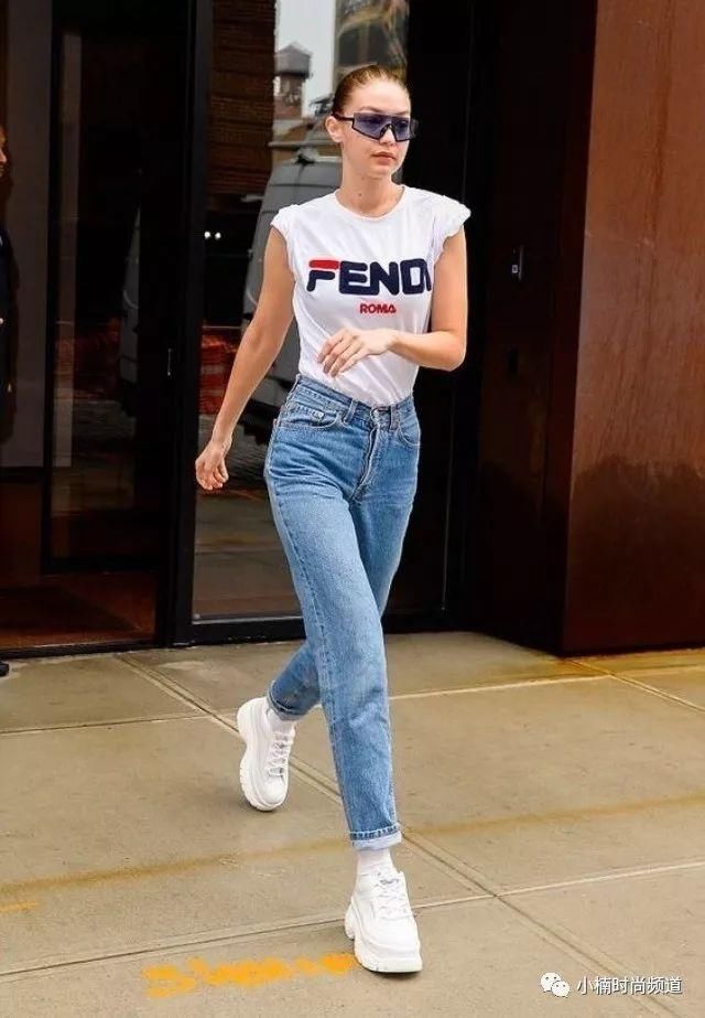 时髦爆棚的文字 TEE这样搭！3种组合让你夏日造型跟着美一波