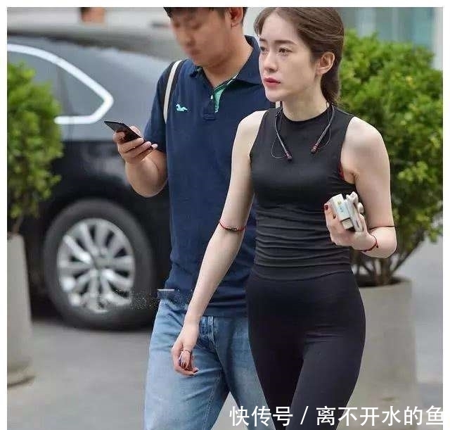  [气质]打底裤的设计，展现优雅迷人的身姿，让女人的气质充满美俏的魅力