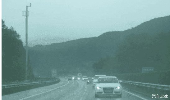 救命@高速上突然下起大暴雨咋办？交警：记住这样做，关键时刻能