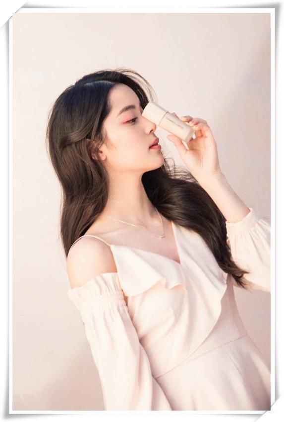 欧阳娜娜厉害！18岁穿露肩裙比35岁韩雪还女人，网友：真的长大了