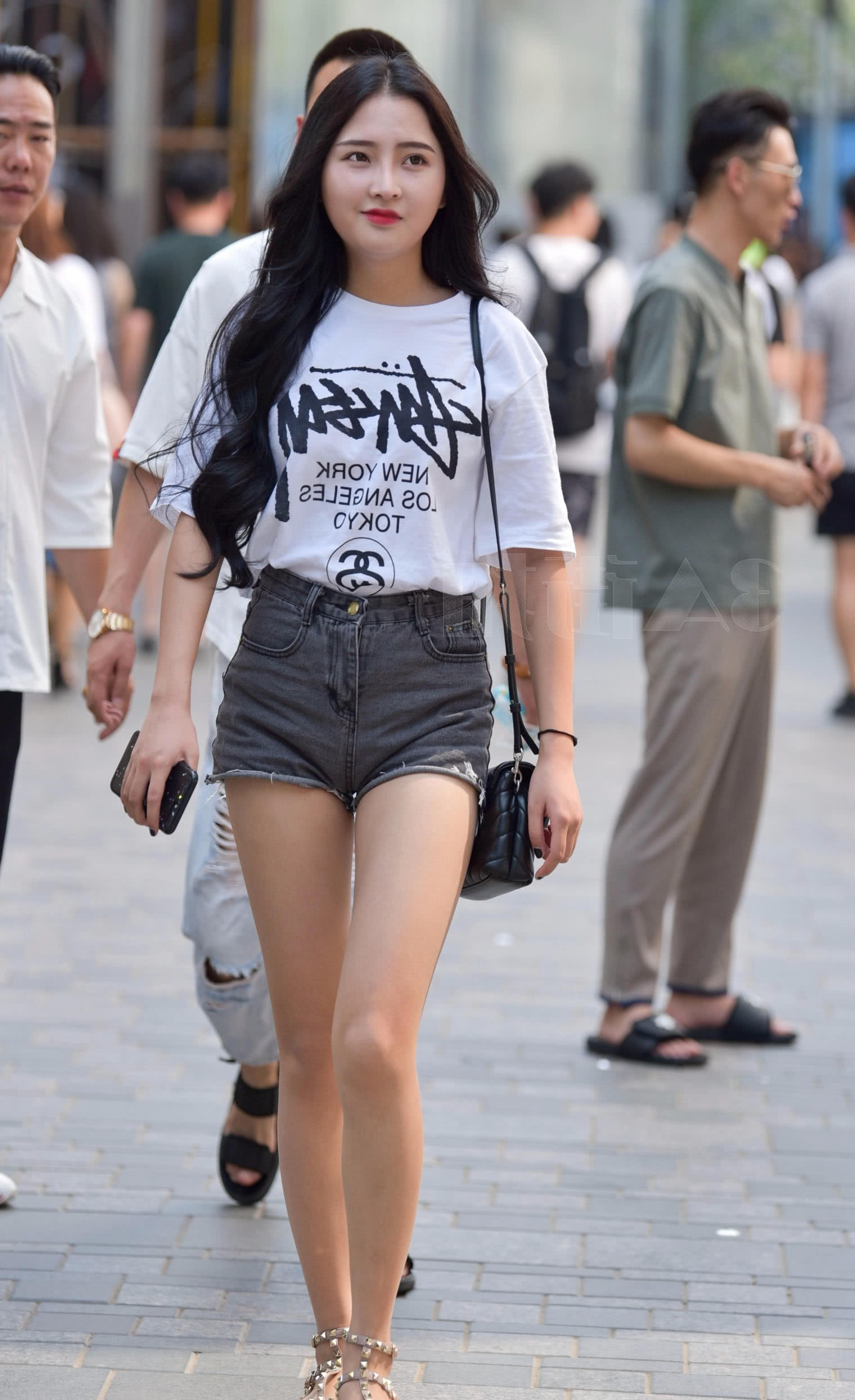 轻熟女小姐姐灰色短裤大秀好身材，丰润的双腿很吸睛