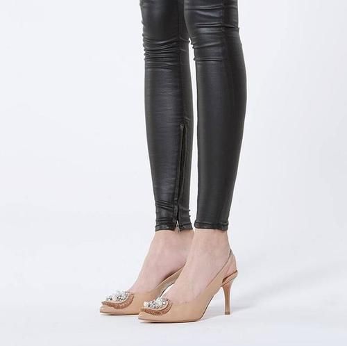 小猫跟后空凉鞋,性感的尖头设计,勾勒出纤细的脚背线条