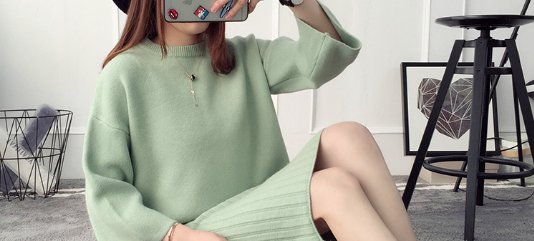 女人秋天别穿裤装出门了，太土，今秋主流气质“毛衣套装”超嫩美