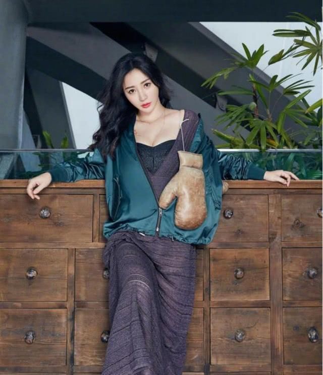 柳岩私服写真清纯性感太能撩，网友：这完美曲线也太迷人了吧