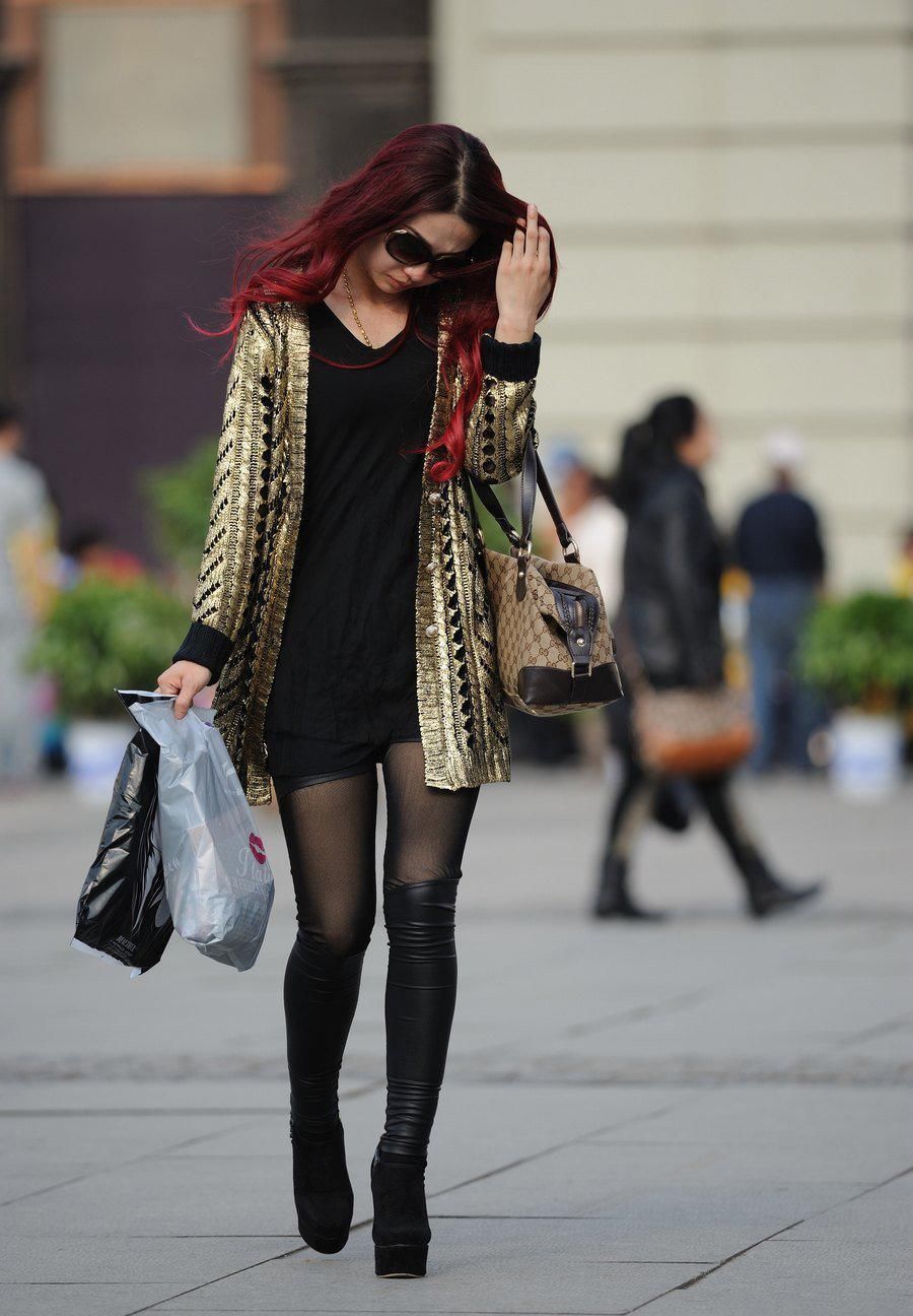 街拍:穿黑丝袜漆皮长靴的美女,修长的美腿,超酷