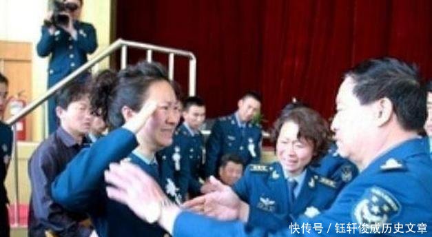 生死瞬间！28岁飞行员1.1秒救4000人壮烈牺牲，追悼会上补办婚礼