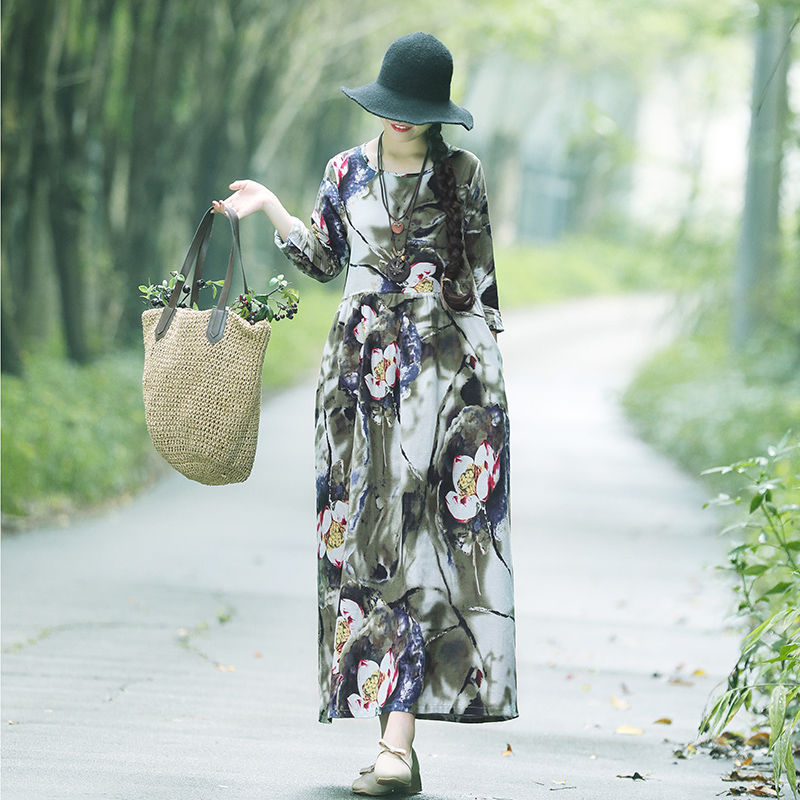 别再牛仔裤配外套了，城里姑娘都在穿藏肉裙出门，简直美死了