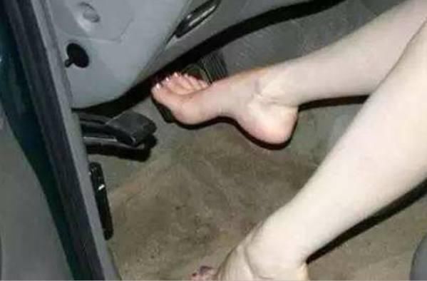 开车穿这些容易被扣分罚款,但很多女司机喜欢这样穿,尤其第二种