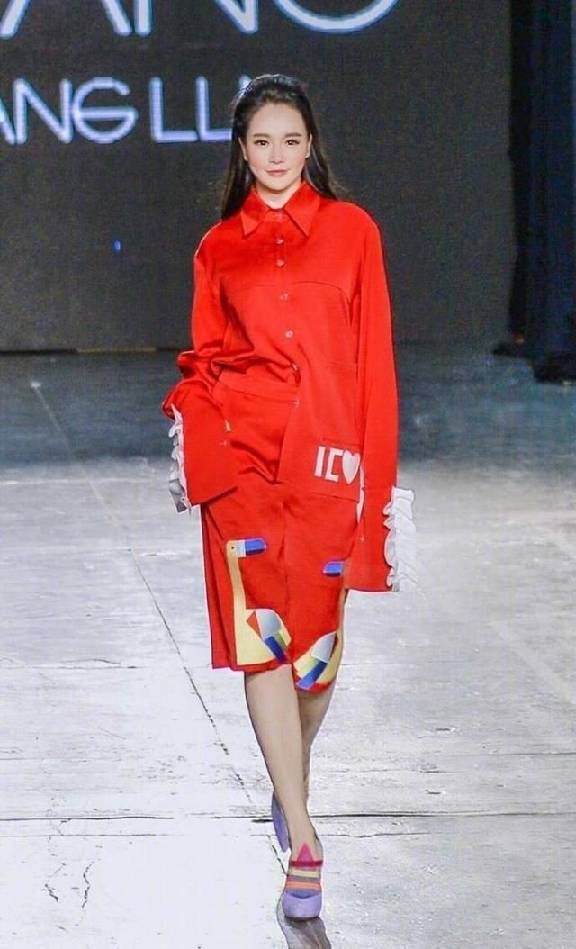 拳王邹市明娇妻冉莹颖时装周压轴走秀，T台上自信霸气堪比超模!