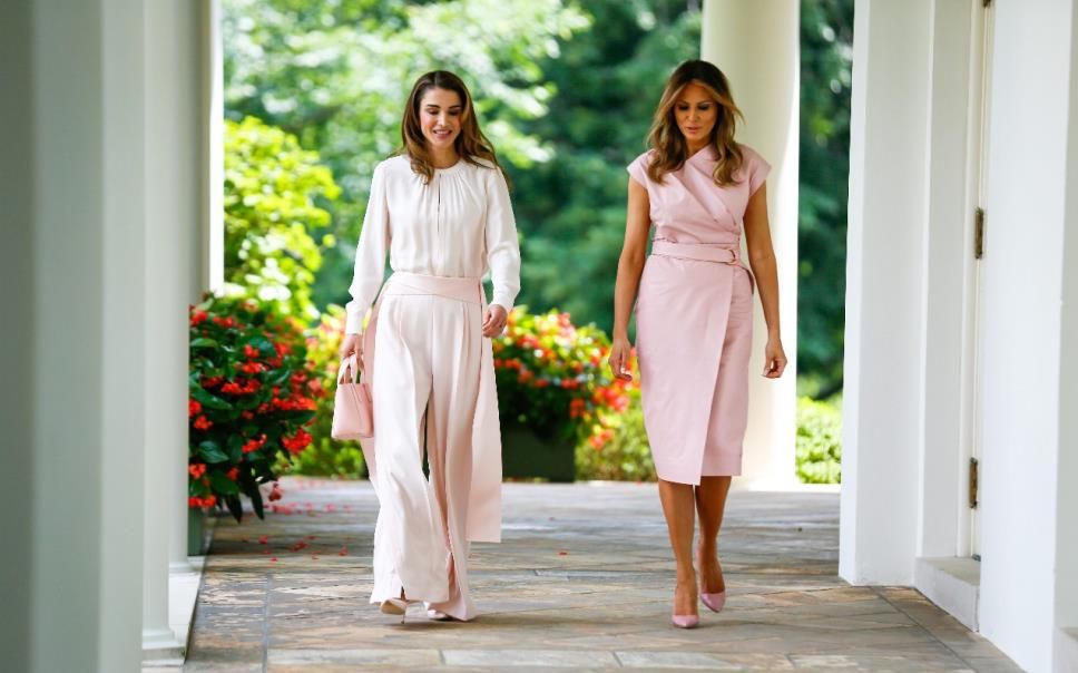 同是粉色连衣裙，约旦王后、梅兰娜、伊万卡、梅根却穿出不同风格