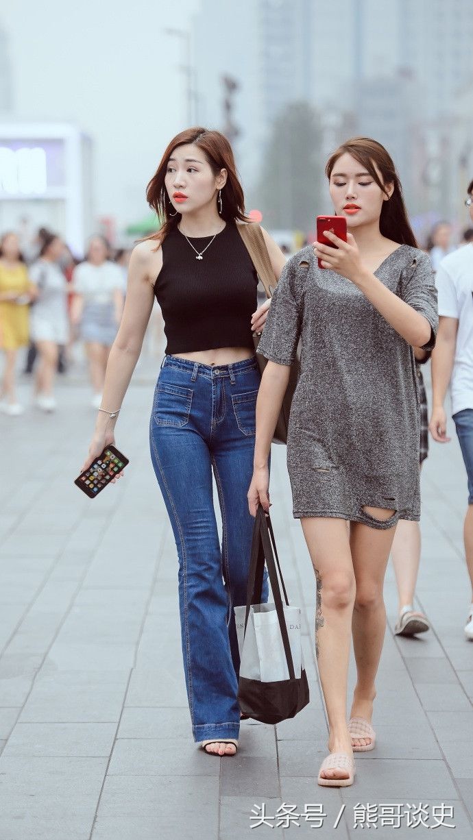 成都街拍，粉色圆点连衣裙搭配一字高跟鞋，女人味十足!