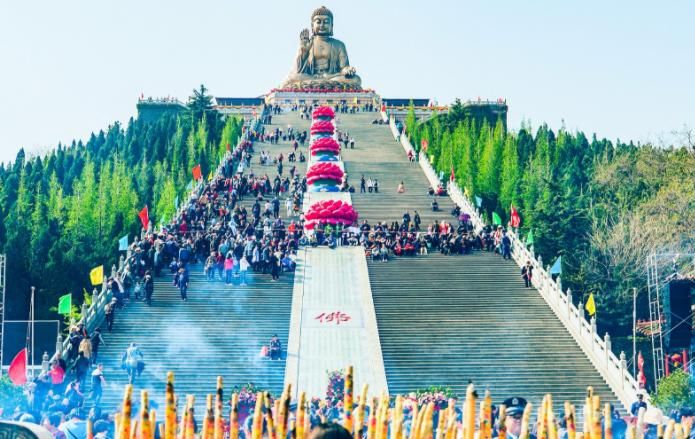  「游客」世界第一铜铸大坐佛，高38.66米，已成当地代表性景点！