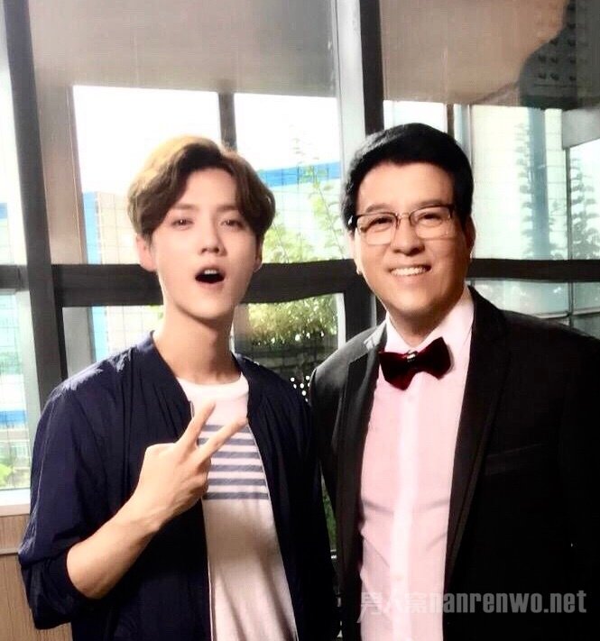 关晓彤爸爸晒合影 网友回应:这是帮女儿撇清分手传闻