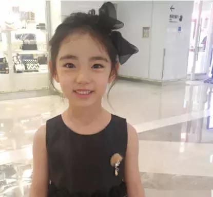 小女孩因从小天天化妆，从8岁开始就没有长高过，12岁骨骼却16岁