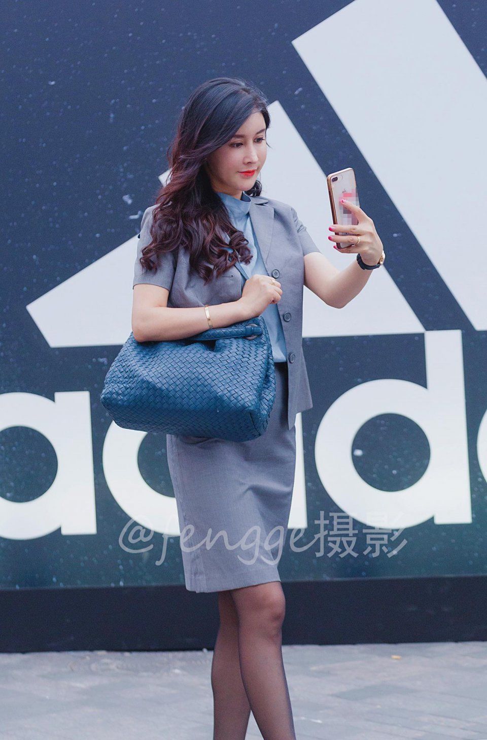 时尚街拍:三里屯来了个OL范时尚大美女，一路卖萌自拍玩到嗨