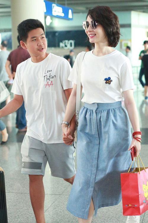 41岁陈数一袭靓丽打扮亮相，牵手儿子如姐弟！完全看不出年龄差啊