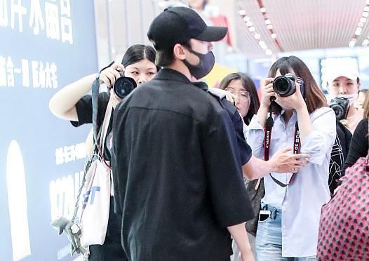 机场追星利益曝光引热议，明星微信号只要88元，蔡徐坤躺枪遭质疑