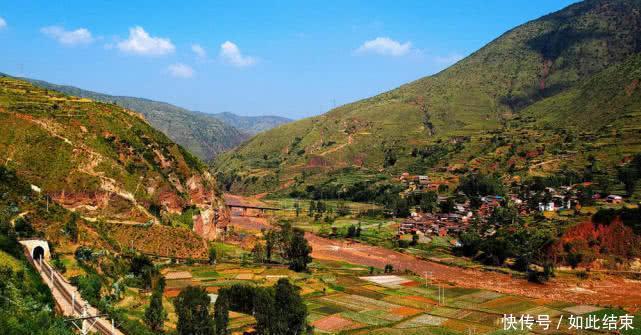  鸣笛■中国最特殊的大桥：一名年轻战士被浇筑在这里，火车经过