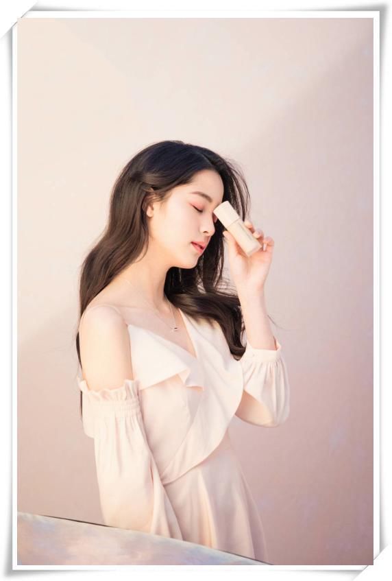 欧阳娜娜厉害！18岁穿露肩裙比35岁韩雪还女人，网友：真的长大了
