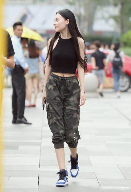 街拍：清纯可人的美女，明媚的微笑，怎能不惹人爱怜