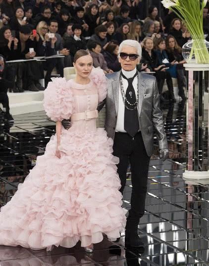  婚纱：香奈儿“高定婚纱”有多惊艳？模特一出场就是经典，老佛爷出手就是不一样！