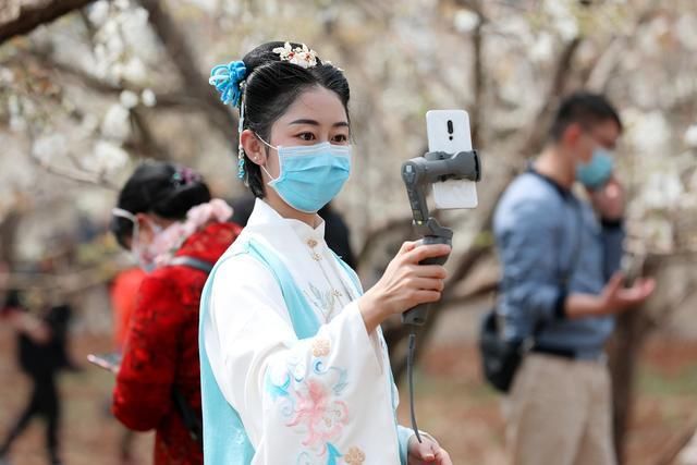  「汉服」汉服为什么突然就火了起来？因为当年爱披床单的熊孩子长大了