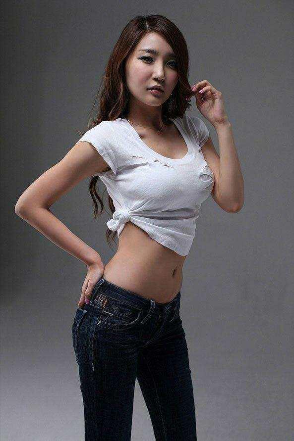 街拍：穿包臀裙的女人个个美人范，纹身小姐姐有点小叛逆哦!