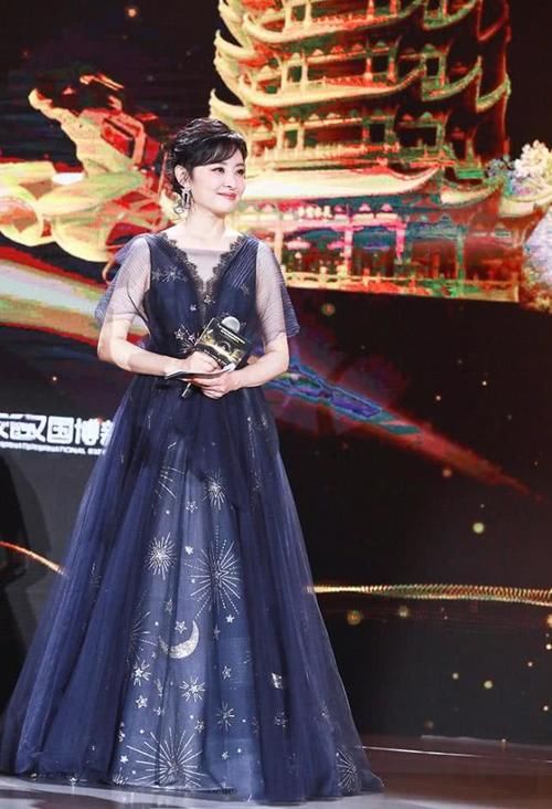 足以@周涛不愧是昔日央视一姐，穿薄纱露背裙美得真惊艳，气质足以服人