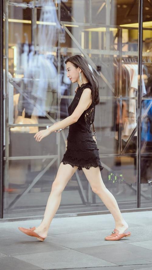 路人街拍，小姐姐长相靓丽五官大气而优雅，穿着清凉，走路带风