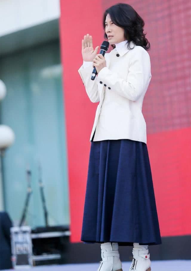  「风范」董明珠太会穿，一袭V领连衣裙优雅大方，真有女企业家的风范