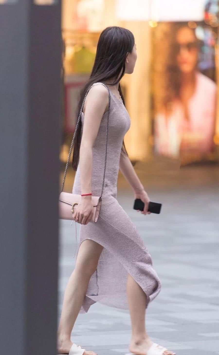 街拍,气质女神穿透视包臀裙,路看的好羡慕