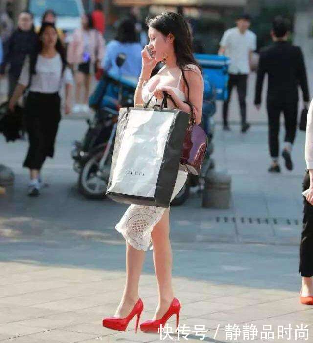 街拍: 短裙的丰腴辣妈, 皮肤真白啊