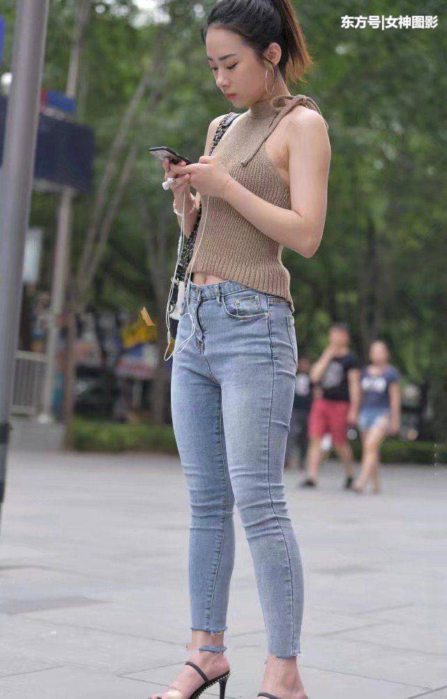 时尚街拍：穿紧身衣与牛仔裤的小姐姐，女人味十足！