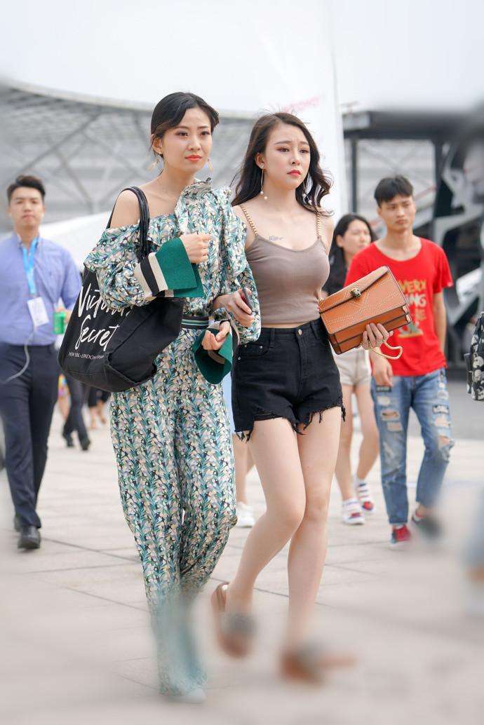 重庆街拍, 如果太会穿搭也是一种错, 你愿意大错特错吗?