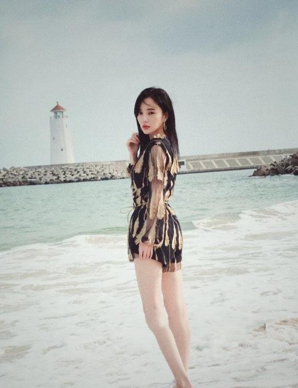 李小璐:薄纱裙性感,紧身裤诱人,连衣裙很风韵!