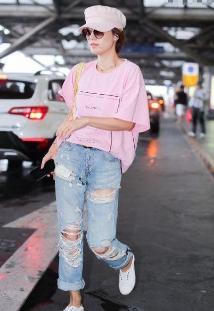 马伊琍终于少女了一回！穿“乞丐裤”潮出新高度，粉嫩T恤太减龄