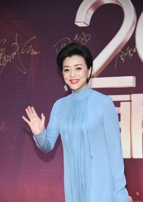  『凹凸』杨澜不老女神，穿浅蓝色连衣裙走红毯身材凹凸有致，依然年轻貌美
