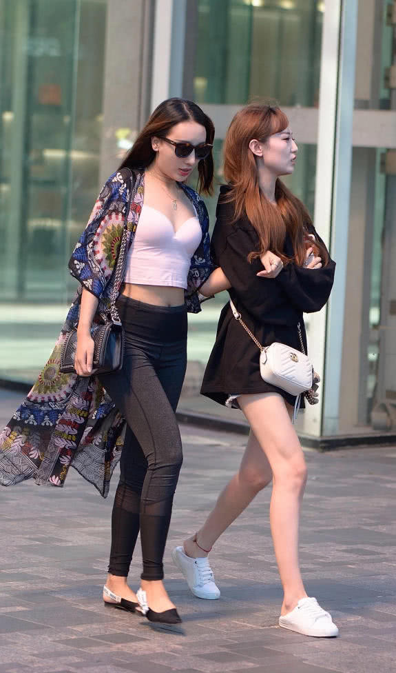 小姐姐吊带抹胸勾勒出丰腴上围，和闺蜜一起逛街，紧身装尽显小心