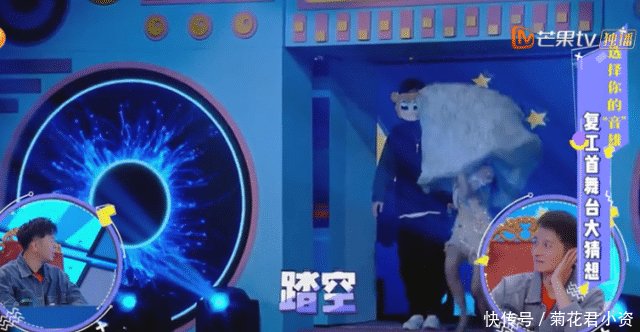 「小心」鞠婧祎戴面罩上台唱歌,下台阶不小心踩空,她的反应让人捏一把汗