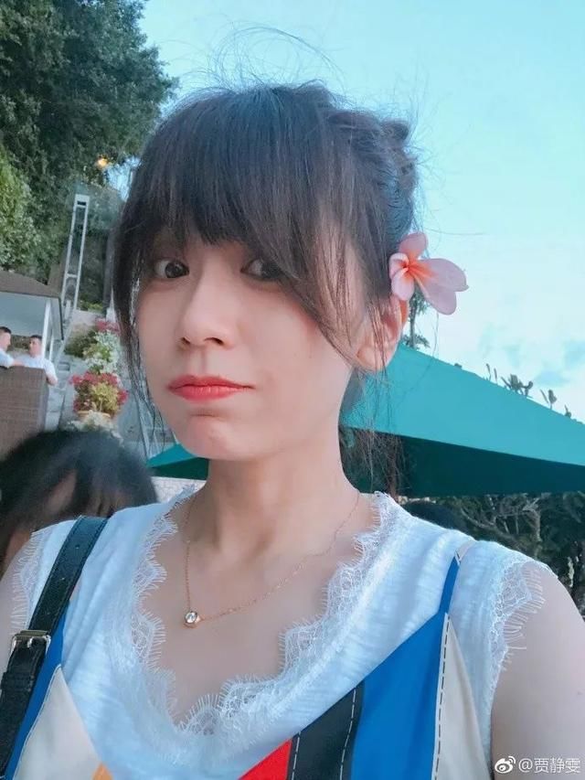 贾静雯的颈部真滑嫩,360度都看不出她43岁了!