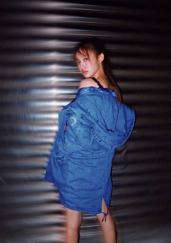 林允穿牛仔外套蹲地拍照，素颜出镜皮肤细腻大秀美腿!