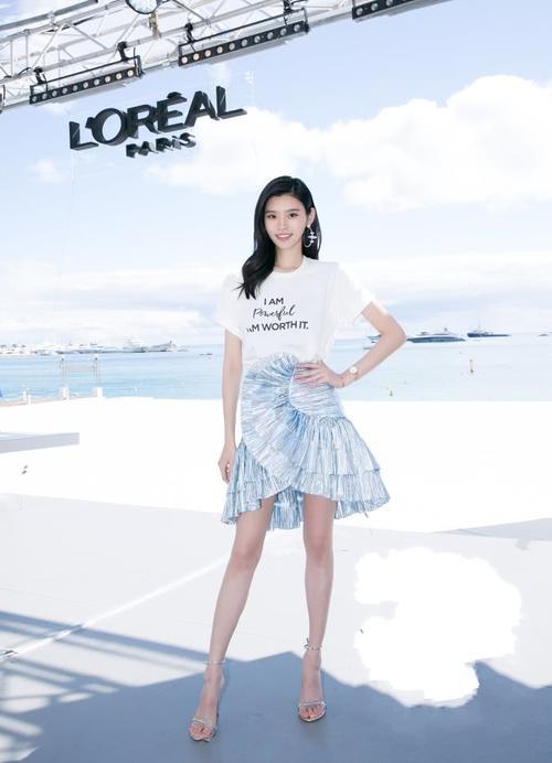 奚梦瑶故意把短裤穿得又紧又短，网友：非逼着人看三角区吗？