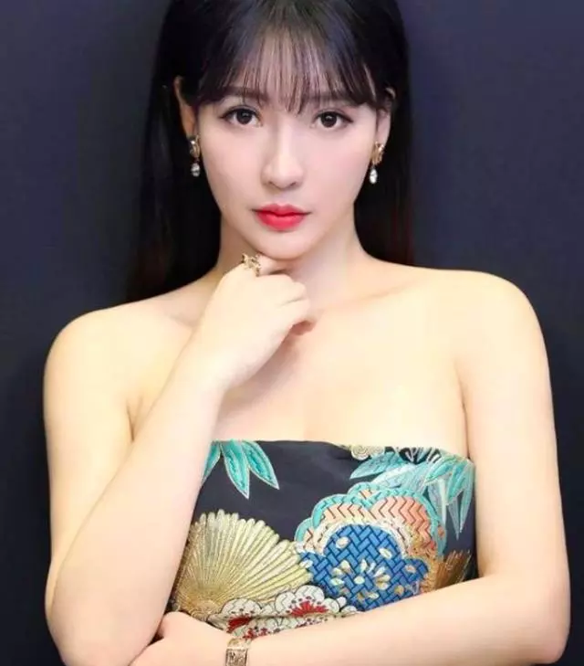 柳岩穿中国风刺绣抹胸裙，性感撩人，网友：女神很美啊！